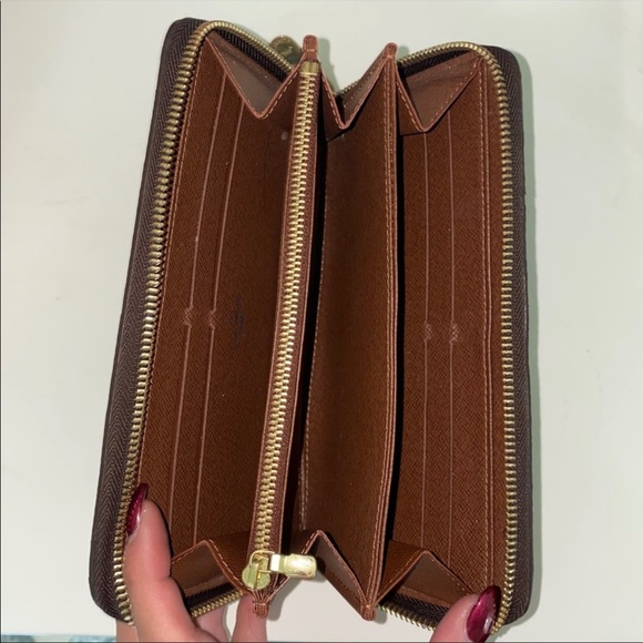 Louis Vuitton Monogram Zippy Wallet - Picture 4 of 4